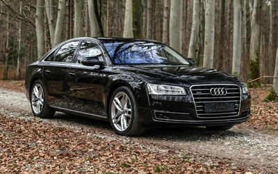 Audi A8 4.0 TFSI Quattro in black from 3rd hand Complete checkbook Extensive equipment (2014)