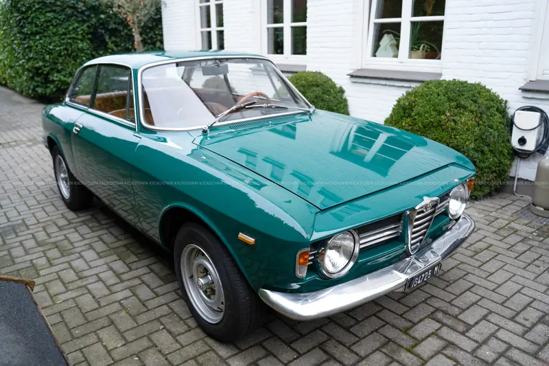 Alfa Romeo GT 1300 Junior Bertone Kantenhaube (1967), Motor komplett überholt, attraktive Farbkombination, Classic Data 1-