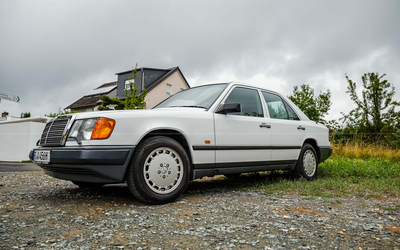 Mercedes Benz W124 300 E (1987), first registered in Japan, air conditioning, €3,500 invested