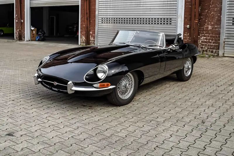 Jaguar E-Type Roadster Series 1.5 Partially restored vintage Wire Wheels chrome rims 4.2-liter inline six-cylinder engine with 265 hp (1968)