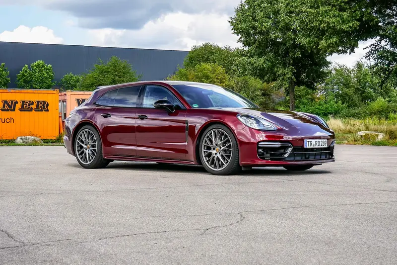 Porsche 971 Panamera 4 E-Hybrid in Cherry Rot Burmester® 3D Sound-System Lückenloses Scheckheft 2,9-Liter-V6-Biturbo Motor 461 PS nur 24.000 km (2022)
