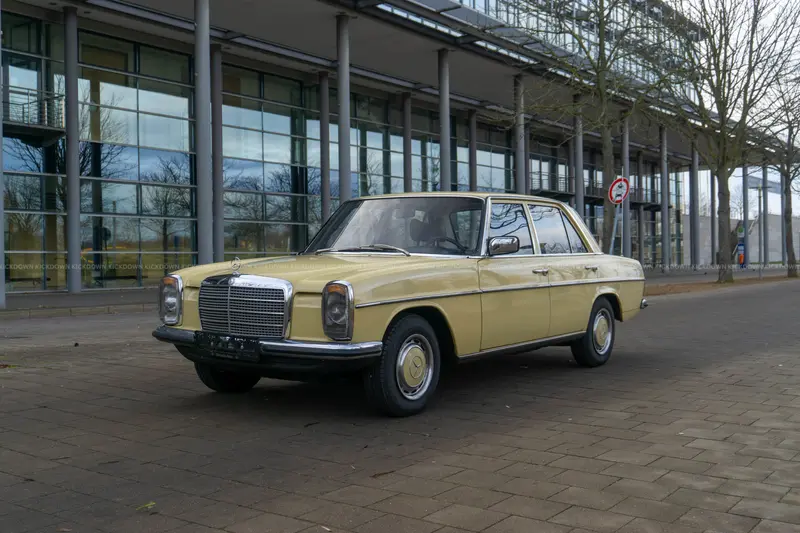 Mercedes-Benz 230.4 /8 W115 (1976), Automatik, seltene Außenfarbe, sehr gut erhaltener Innenraum