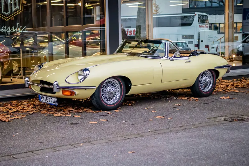 Jaguar E-Type 4,2l Schaltgetriebe Originallack Service (1970)