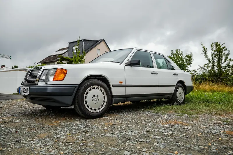 Mercedes Benz W124 300 E (1987), Erstauslieferung Japan, Klimaanlage, 3.500€ investiert