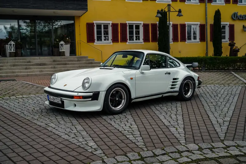 Porsche 911 SC Turbolook (1982), good condition, certificate grade 2, very well maintained