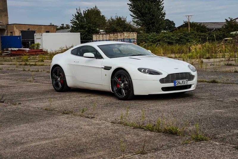 Aston Martin Vantage V8 (2009), niedrige Laufleistung, elegante Farbkombination, Japan-Import