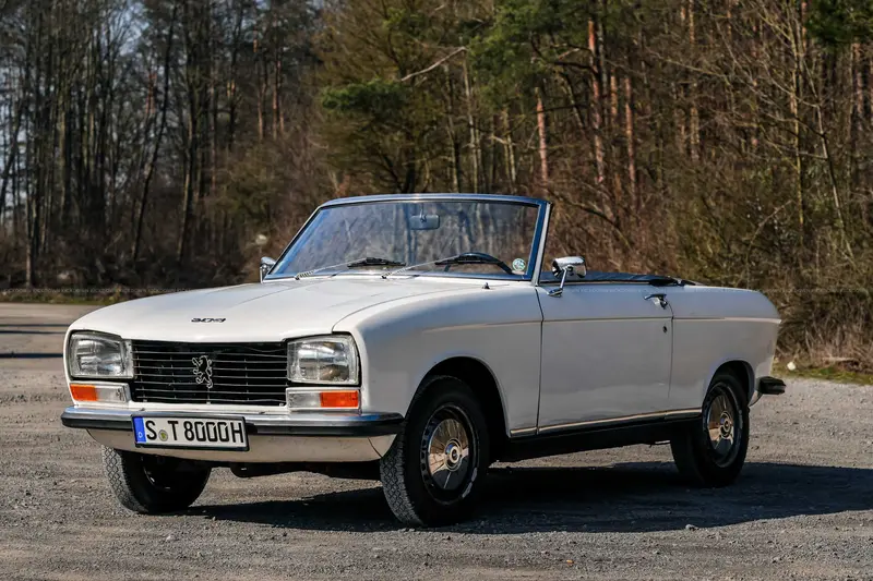 Peugeot 304 Cabriolet with H license plate, classic color combination (1971)