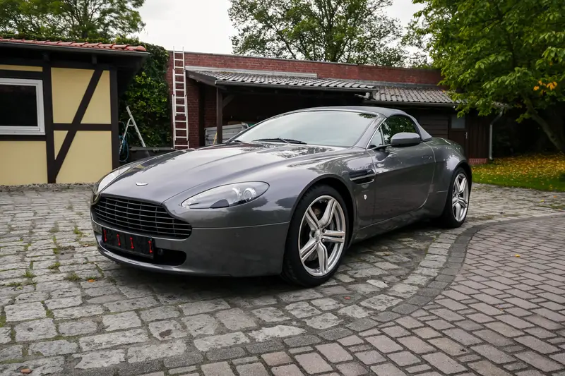 Aston Martin Vantage V8 Roadster in James-Bond Lackierung, Scheckheftgepflegt, Umfangreiche Features (2009)