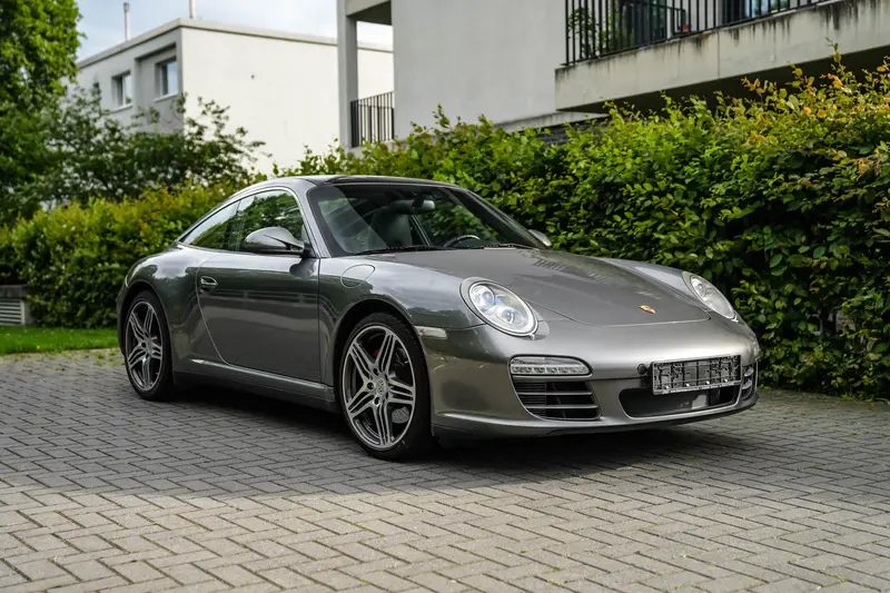 Porsche 911 997.2 Targa 4S (2008), manual transmission, 3.8-liter 385 hp, 19-inch Turbo wheels, €5,000 in upgrades, engine fully rebuilt