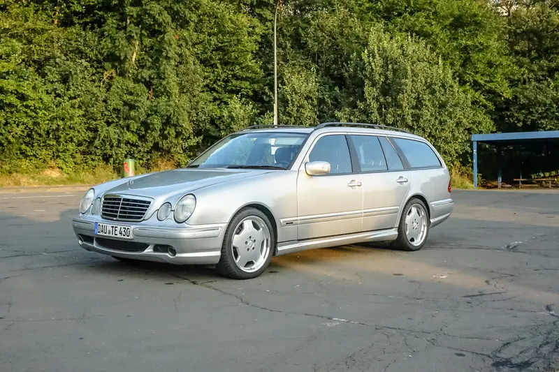 Mercedes-Benz E55 AMG T-Modell 4MATIC mit 5,4-Liter-V8-Motor (2001)