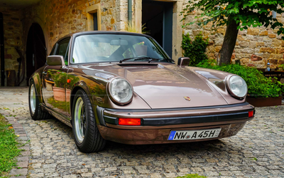Porsche 911 SC (1983), full service history, brakes replaced, €5,000 invested, current owner for 10 years