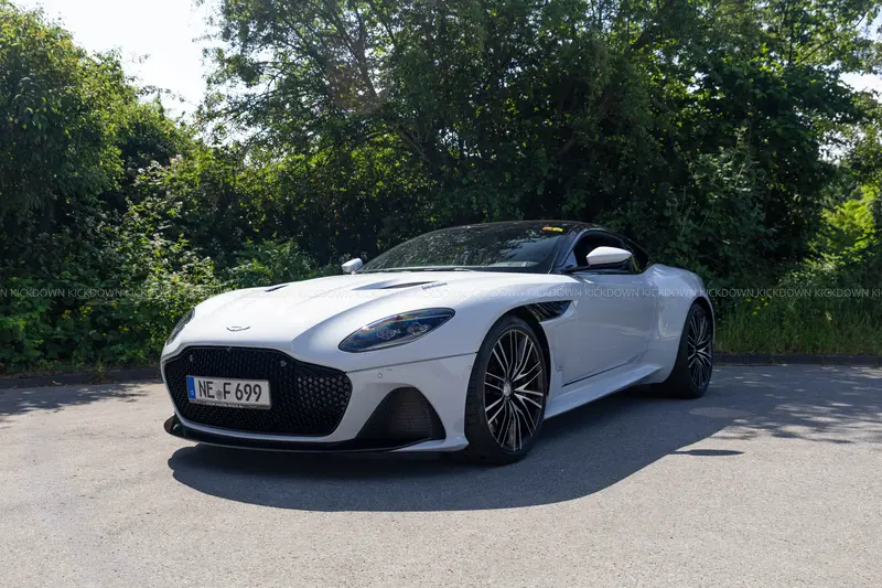 Aston Martin DBS Superleggera (2021), geringe Laufleistung, umfangreiche Ausstattung, elegante Farbkombination