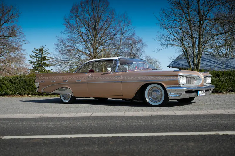 Pontiac Bonneville Coupé (1959), sehr selten, 6,4-Liter-V8 mit 300 PS, mit Suchscheinwerfer