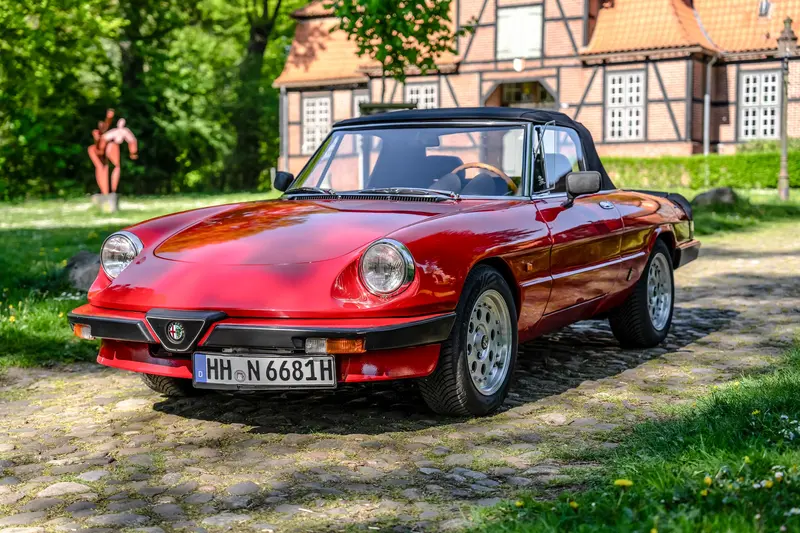 Alfa Romeo Spider 115 Pininfarina Accident-free H-plate 2.100 € Investments ABS Radio 126 PS New tires (1984)
