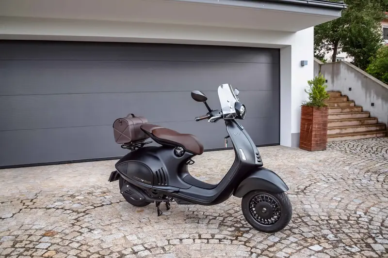Piaggio Vespa 946 Armani from 1st hand mileage only 250 km Limited model (2014)