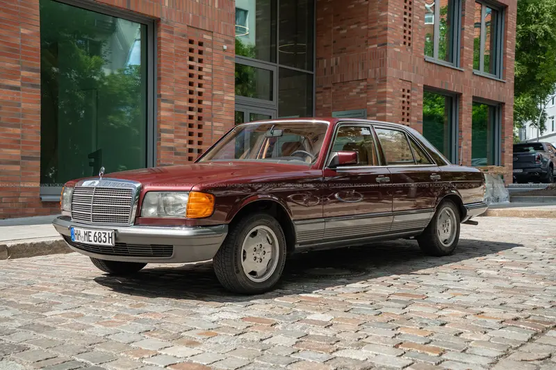 Mercedes-Benz 500SE W126 (1985), second-hand, comprehensive service history, elegant color combination