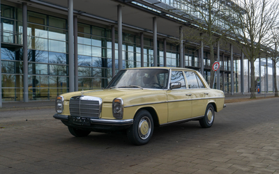 Mercedes-Benz 230.4 /8 W115 (1976), Automatik, seltene Außenfarbe, sehr gut erhaltener Innenraum