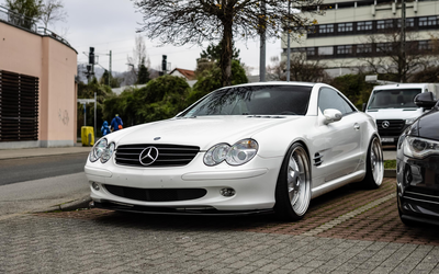 Mercedes Benz SL500 in Weiß Umfangreiche Ausstattung Aktueller TÜV MAE Felgen (2003)