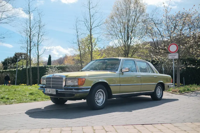 Mercedes-Benz 450 SEL W116 (1979) in Citrus Green, Classic Data Note 2+, very well equipped