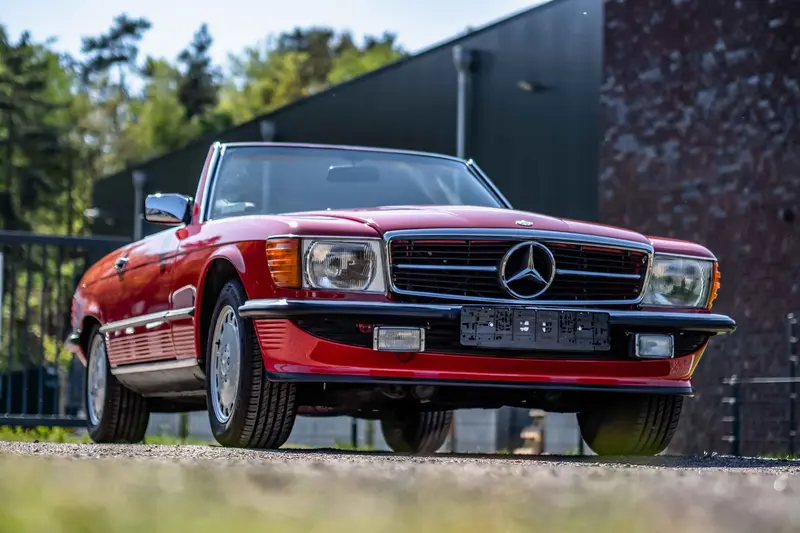 Mercedes-Benz R107 560SL V8 Scheckheft Hardtop Klimaanlage elektrische Fensterheber Radio (1987)