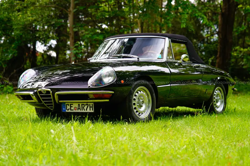 Alfa Romeo Spider 1750 Veloce Osso di Seppia (1969), highly sought-after round-tail Spider, condition rating 2, restored vehicle
