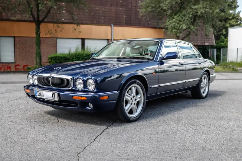 Jaguar XJ8 (X308) Executive Accident-free 2 previous owners 8.000 € Investments Service maintained Leather upholstery Extensive equipment Very well-maintained condition (2000)