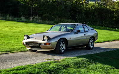 Porsche 924 Platinum Metallic with black pinstripe interior (1981)