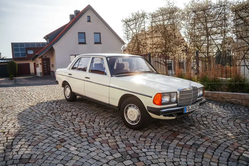Mercedes Benz W123 200 (1983) mit TÜV und H-Kennzeichen, lückenloses Scheckheft