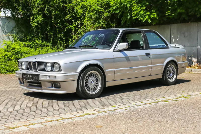 BMW E30 318is M-Tech 2 sports seats cross-spoke alloy wheels (1990)