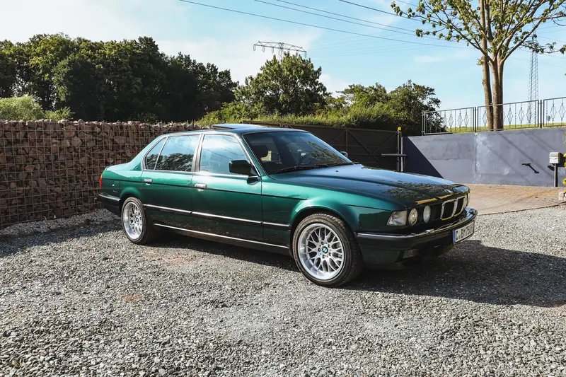 BMW E32 750iL Highline (1991), folding tables and refrigerator, V12, full leather, TÜV and H license plate