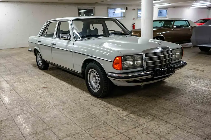 Mercedes-Benz W123 280 E Sedan with steering wheel shift sunroof power steering (1976)