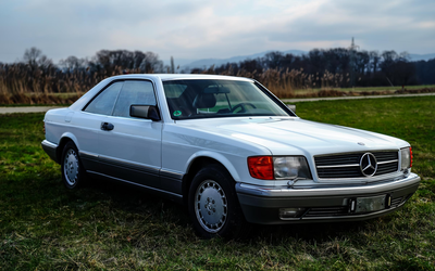 Mercedes Benz 560 SEC in Weiß aus 3. Hand mit Wertgutachten Note 2 Aktueller TÜV (1987)