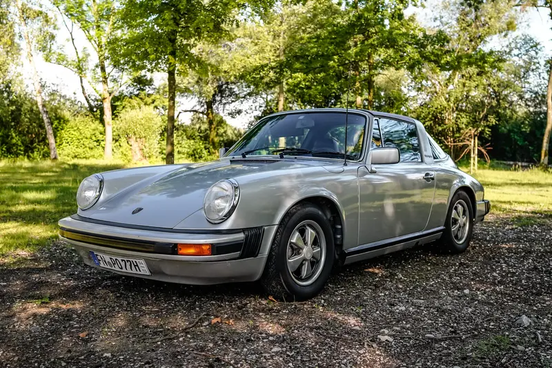 Porsche 911S Targa in silver metallic Partially restored Conversion from fuel injection to carburetor (1977)