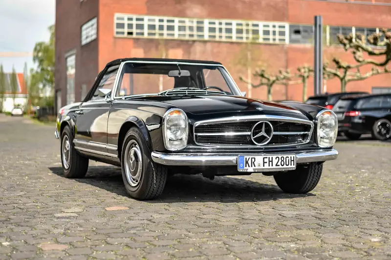 Mercedes-Benz W113 SL 230 Pagode mit 280er Motor und Schaltgetriebe Schwarz / Schwarz Restauriert (1964)