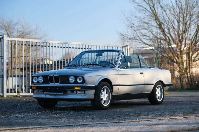 BMW E30 320i Convertible (1988) in very well-maintained original condition, heated sports seats, Dekra certificate
