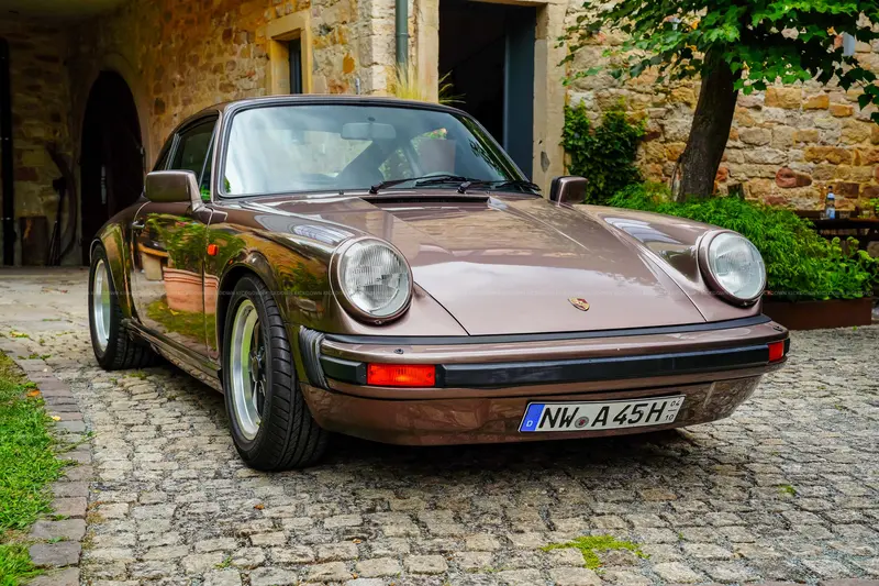 Porsche 911 SC (1983), full service history, brakes replaced, €5,000 invested, current owner for 10 years