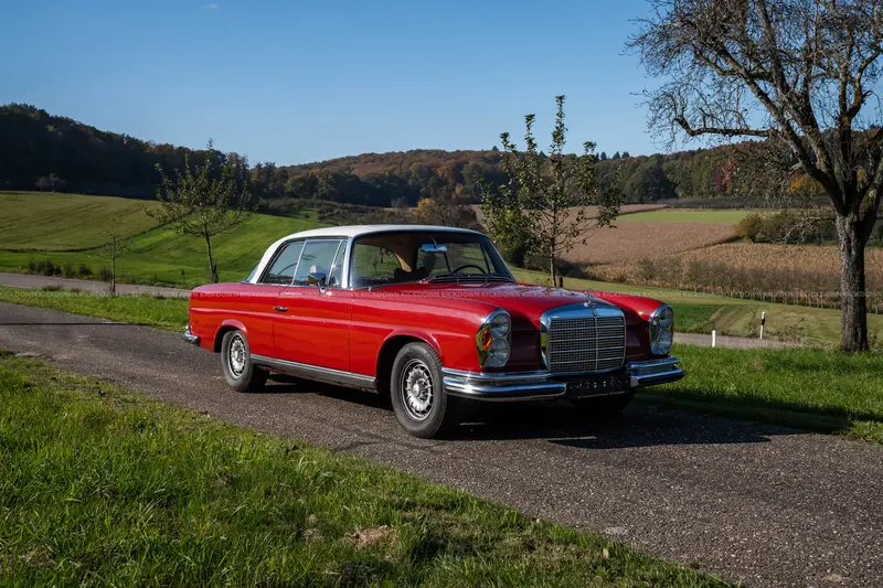 Mercedes Benz 280 SE Coupé W111 (1969) in Rot-Weiß, Flachkühler, Motor überholt, elektrisches Schiebedach, Service bei Mercedes-Benz durchgeführt, Wertgutachten Note 1,5