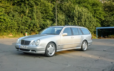 Mercedes-Benz E55 AMG T-Modell 4MATIC mit 5,4-Liter-V8-Motor (2001)