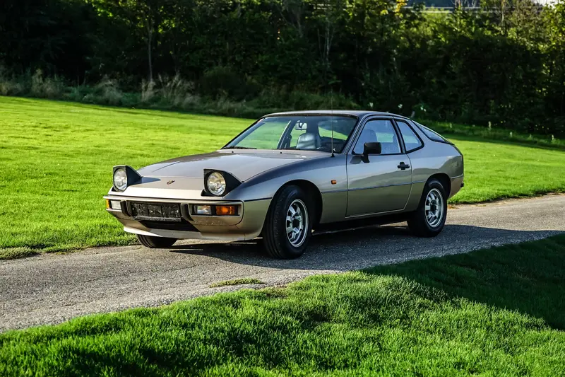 Porsche 924 Platinum Metallic mit schwarzem Nadelstreifen-Interieur (1981)