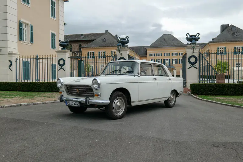 Peugeot 404 (1976), sehr originaler und gepflegter Zustand, sehr gute Blechsubstanz, kürzlich 2.000€ investiert, H-Kennzeichen