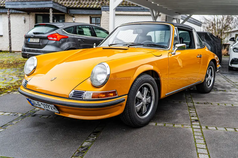 Porsche 911 T 2.4 Targa oil flap (1972), completely restored, rated 1-, €80,000 invested
