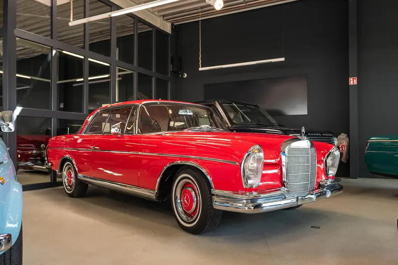 Mercedes-Benz W111 250 SEB Coupé Originalzustand, Elfenbeinlenkrad, Behr-Klimaanlage (1967)