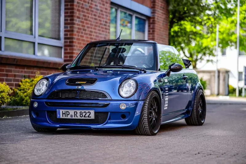 Mini R52 Cooper S JCW Cabriolet KW-Variante 2 Gewindefahrwerk FOX Edelstahl Auspuffanlage mit Akrapovic Blenden JCW Aero Dynamik Kit zahlreiche Investitionen Lückenloses Scheckheft Unfallfrei (2005)