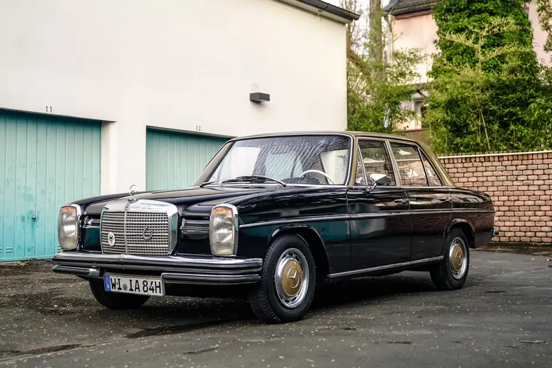 Mercedes-Benz W115 200 D (1972), Restauriert, aus 2. Hand, Schwarz/Goldene Lackkombination, Deutsche Erstauslieferung