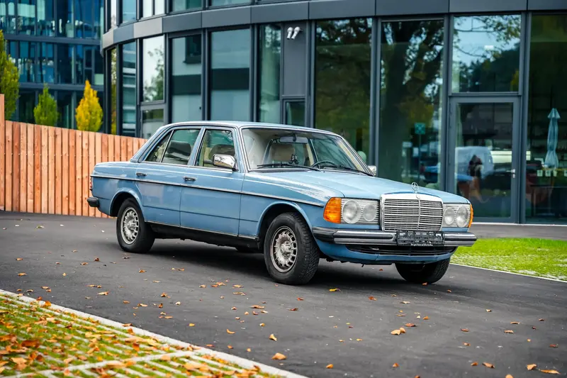 Mercedes Benz W123 200 Restored with TÜV & H license plate (1983)