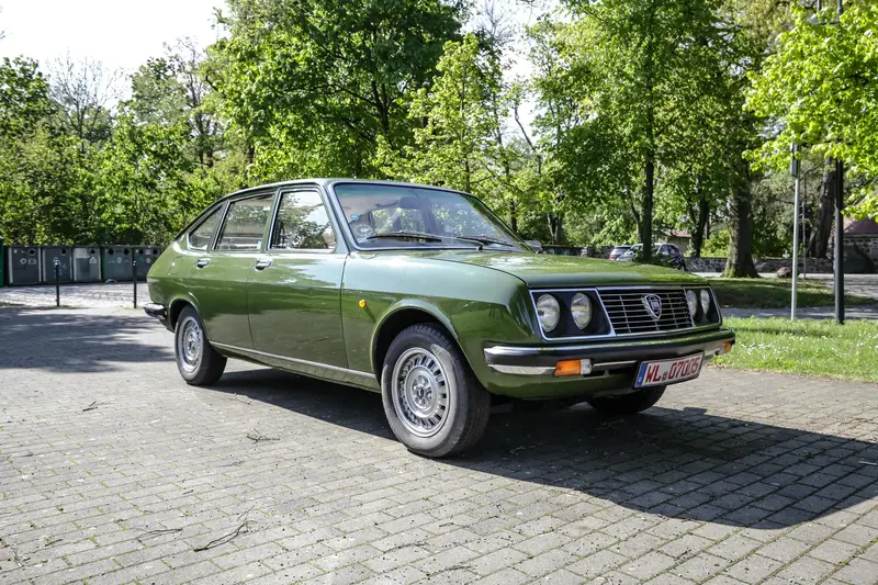 Lancia Beta Berlina 1800 Accident-free 2nd hand H license plate 22.000km TÜV Original color pea green (1975)