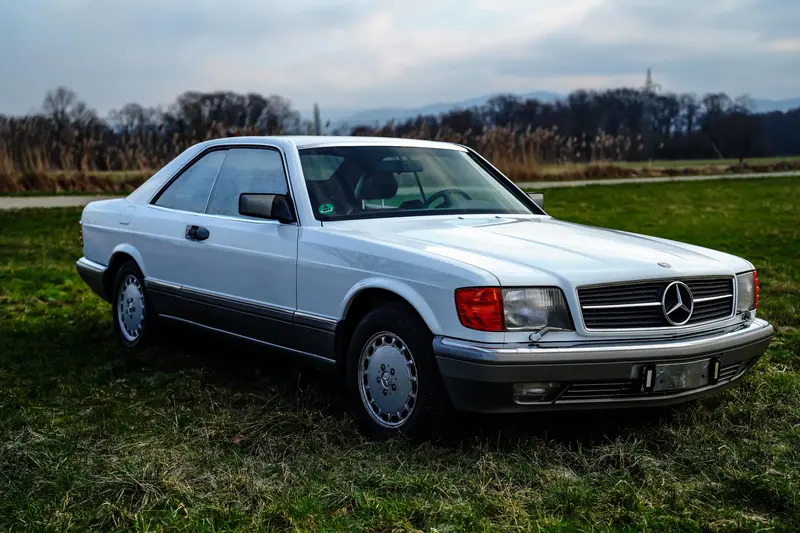 Mercedes Benz 560 SEC in Weiß aus 3. Hand mit Wertgutachten Note 2 Aktueller TÜV (1987)