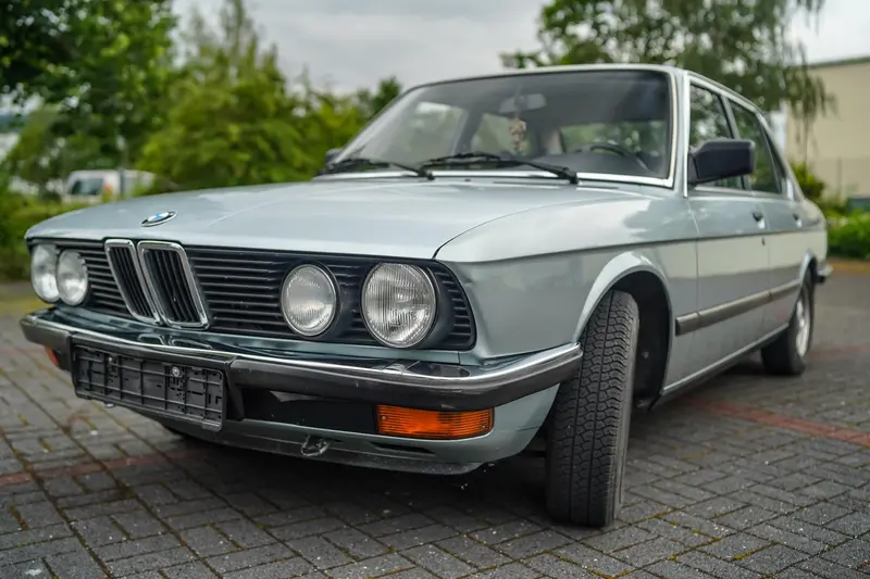 3rd hand BMW 520i Owned since 2001 Partially restored (1984)