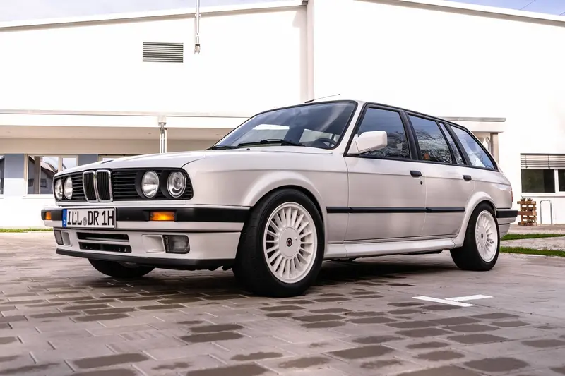 BMW E30 325ix Touring Allrad Alpinaweiß with H-approval and Wetgutachten Note 2 (1988)