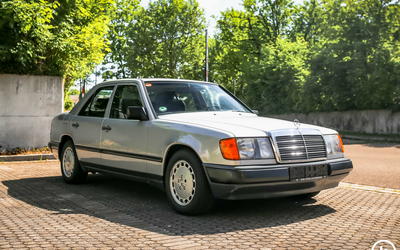 Mercedes-Benz W124 300E Astralsilber Becker Europa Schiebedach (1989)